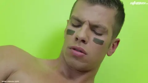 Paul Walker se branle avec sa belle grosse queue