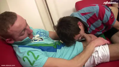 Deux rugbymen pilonnent un twink