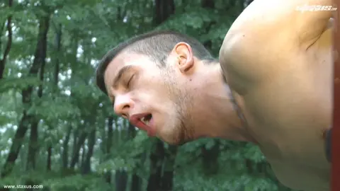 Cruising gay : un mec plus âgé démonte un jeune