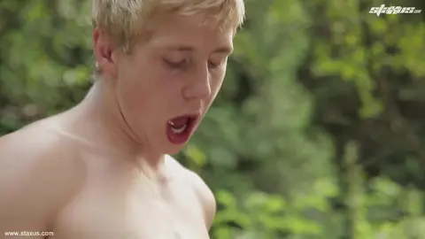 Baise bareback en plein air