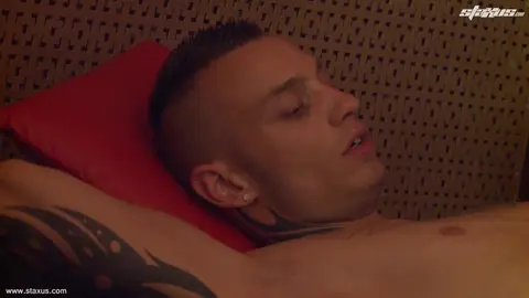 Jeune minet double pénétré