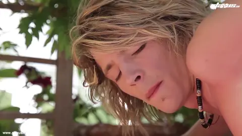 Blond passif inséminé au sperme