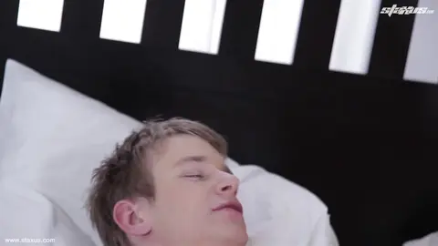 Le super soumis Milan Sharp se fait féconder par son petit copain