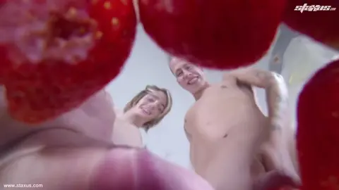 twink blond reçoit une double pénétration pour son anniversaire