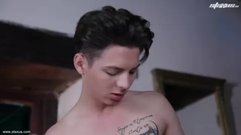 Un minet mignon se fait étirer le cul par Dick Casey