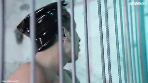 Jeune prisonnier enculé à sec dans sa cellule