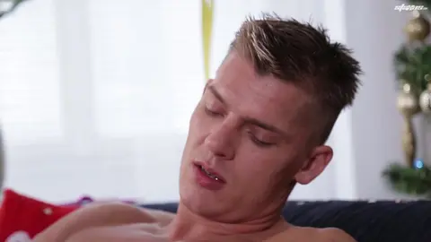 Mignon petit mec baisé le soir de Noël, son meilleur cadeau !