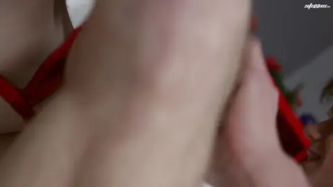 Il titille le prépuce de son copain pour le faire jouir