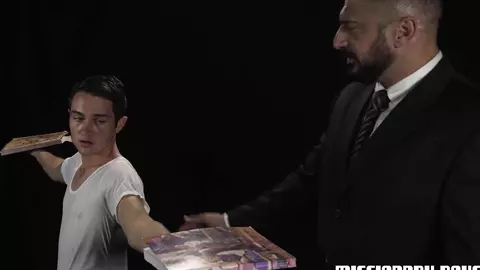 Daddy Bishop Napoli baise le jeune Elder Anderson