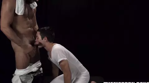 Daddy Bishop Napoli baise le jeune Elder Anderson