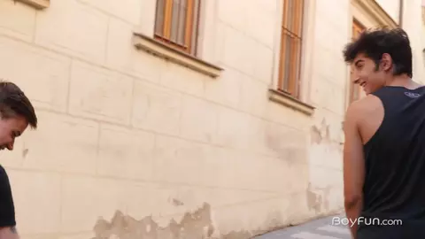 Trois jeunes baiseurs chauds