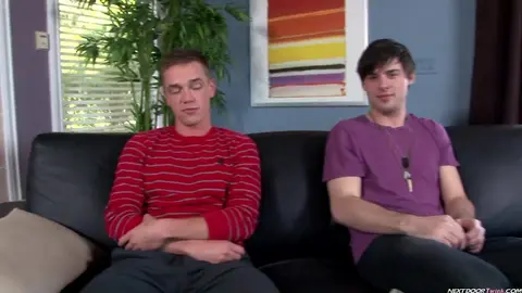 Mon pote hétéro m’enfonce un plug anal – Chance Wylder & Lucas Knight