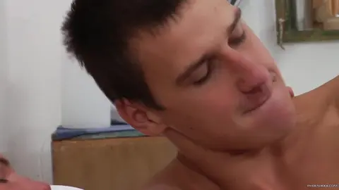 Érection matinale calmée par une baise bareback – Benjamin Dunn & Danton Gary