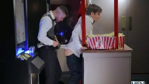 Joey Mills baisé au cinéma