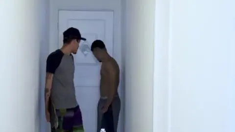 Skater baisé dans le garage par son pote