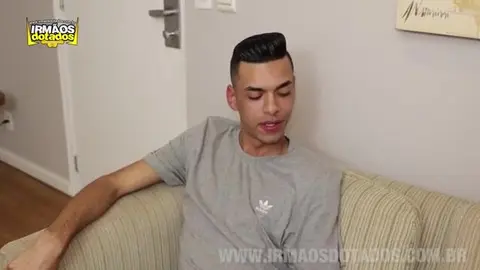 Jeune mince bien membré pulvérise le cul d’un mâle viril