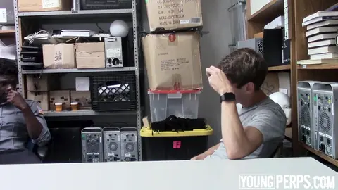 Arrêté, humilié et baisé