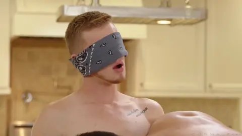 Jeune minet vulnérable — Zach Covington & Adam Ramzi