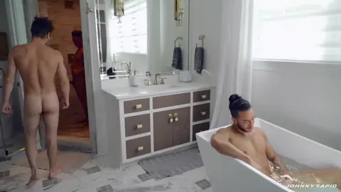 Johnny prend une douche de sperme — Johnny Rapid, Jax Thirio & Xavier Cox
