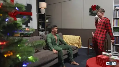 Surpris a baiser par ses parents -  Damian Night & Jake Preston