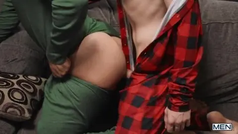 Surpris a baiser par ses parents -  Damian Night & Jake Preston