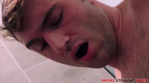 Bareback sous la douche — Michael Boston baise Casey Owens