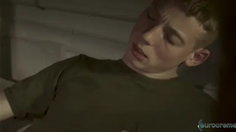 Un bizut mate un militaire se faire sucer