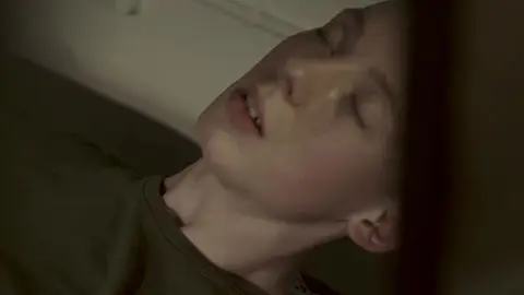 Un bizut mate un militaire se faire sucer