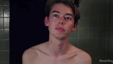 Austin Lovett se branle dans son bain