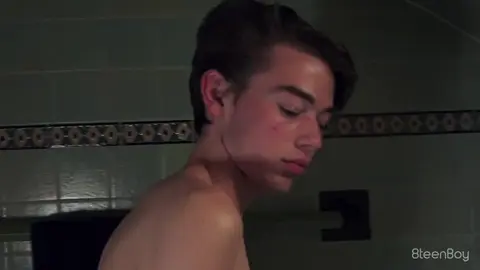 Austin Lovett se branle dans son bain