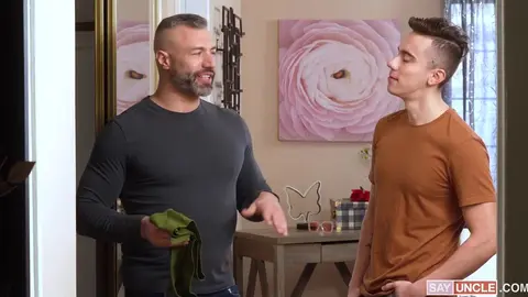 Viens ici : ton beau-père va t’apprendre à rester au chaud