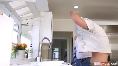 Un twink se mouille avant de se faire labourer
