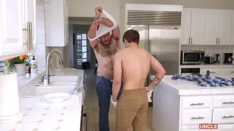 Un twink se mouille avant de se faire labourer