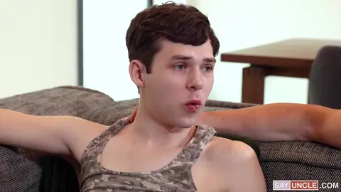 Un beau-père apprend au twink à être actif