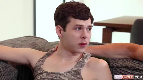 Un beau-père apprend au twink à être actif