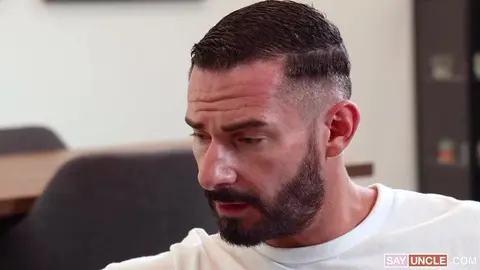 Un beau-père apprend au twink à être actif
