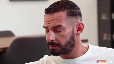Un beau-père apprend au twink à être actif