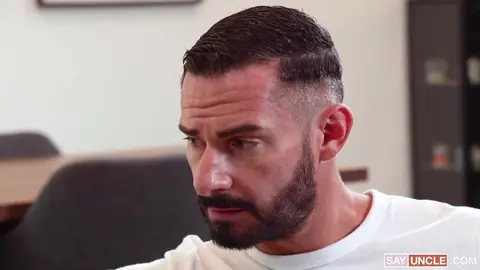 Un beau-père apprend au twink à être actif