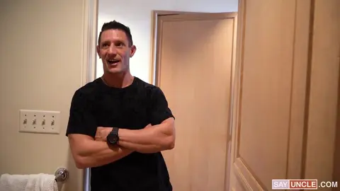 Le twink n'arrive pas à s'arrêter de se branler jusqu'à ce que Jax lui remplisse le trou