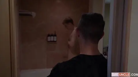 Le twink n'arrive pas à s'arrêter de se branler jusqu'à ce que Jax lui remplisse le trou