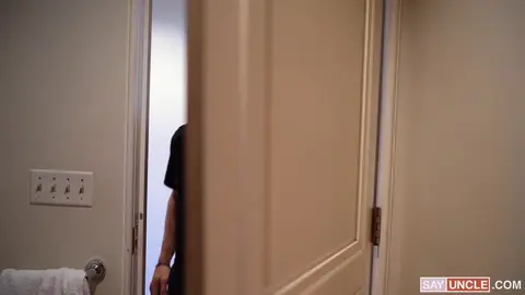 Le twink n'arrive pas à s'arrêter de se branler jusqu'à ce que Jax lui remplisse le trou