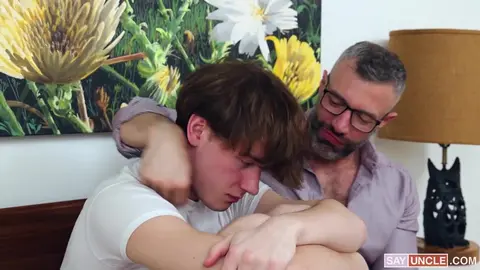 Un dilf bien monté laboure un twink maladroit pour lui prouver son amour
