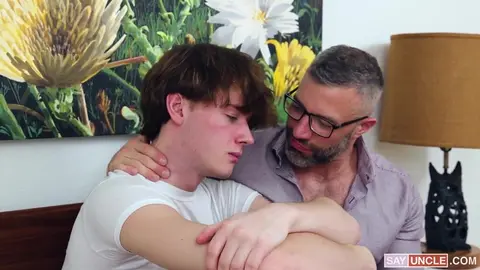 Un dilf bien monté laboure un twink maladroit pour lui prouver son amour