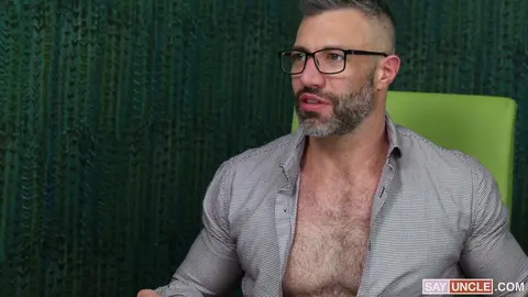 Un dilf bien monté laboure un twink maladroit pour lui prouver son amour