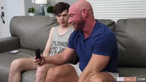 Le mec balèze apprend à son twink comment faire l'amour en 69 inversé (flip-fuck)