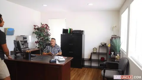 Le garder occupé