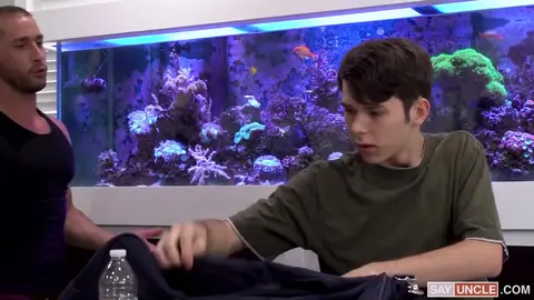 On peut essayer les menottes ?