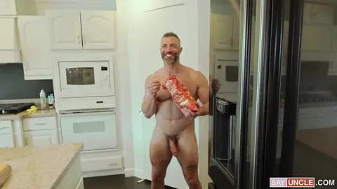Un beau gosse naturiste piège sexuellement un twink