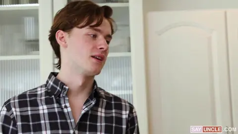 Un beau gosse naturiste piège sexuellement un twink
