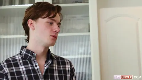 Un beau gosse naturiste piège sexuellement un twink